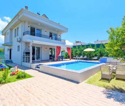Villa Lara Shine