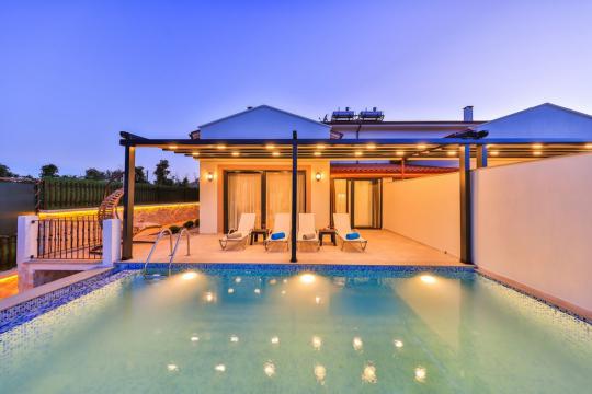 Kaş'ta Doğa İçerisinde & Jakuzili Özel Kiralık Tatil Villası