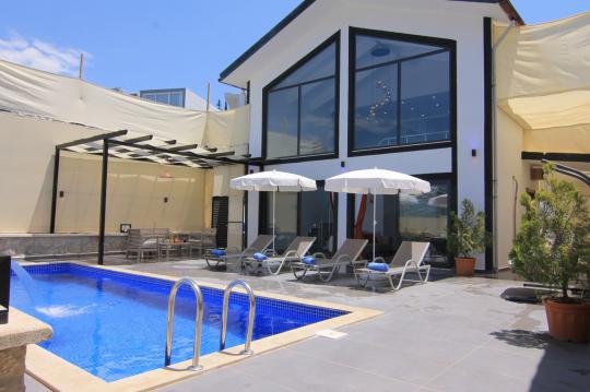 Villa Kocadağ - Muhafazakar Havuz Alanlı Kiralık Villa