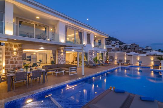 Villa La Mer Azur - Deniz Manzaralı & Jakuzili & Geniş Havuzlu & Lüks Villa Kiralama
