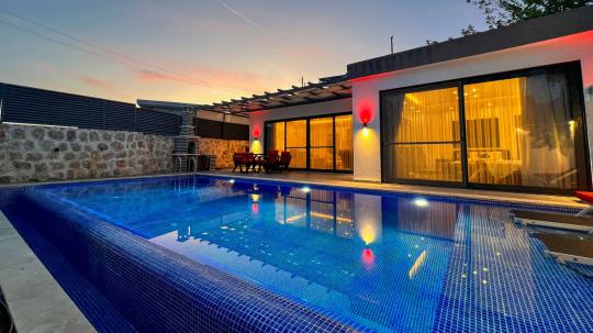 Villa Lantana - Jakuzili & Özel Havuzlu & Villa Kiralama