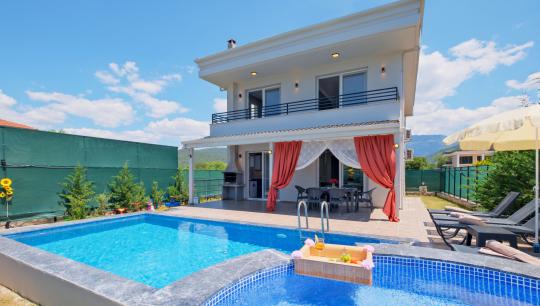 Villa Lara Shine
