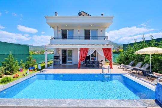 Villa Lara Shine
