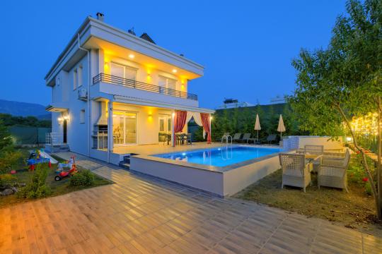 Villa Lara Shine