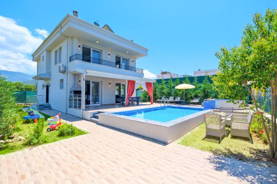 Villa Lara Shine
